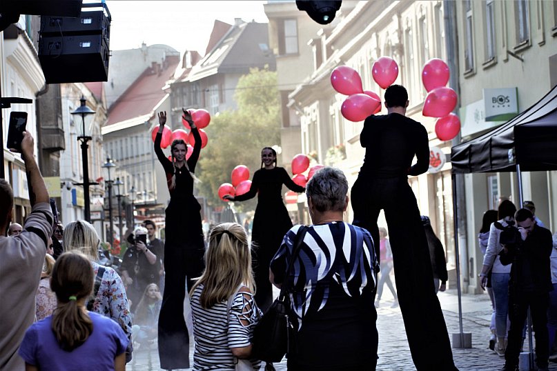 Punkt 11 na ulicy 11 Listopada otwarto z prawdziwym impetem