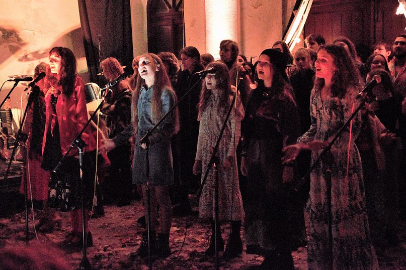 Koncert zaduszkowy &quot;Szkoda róż, szkoda nas&quot;