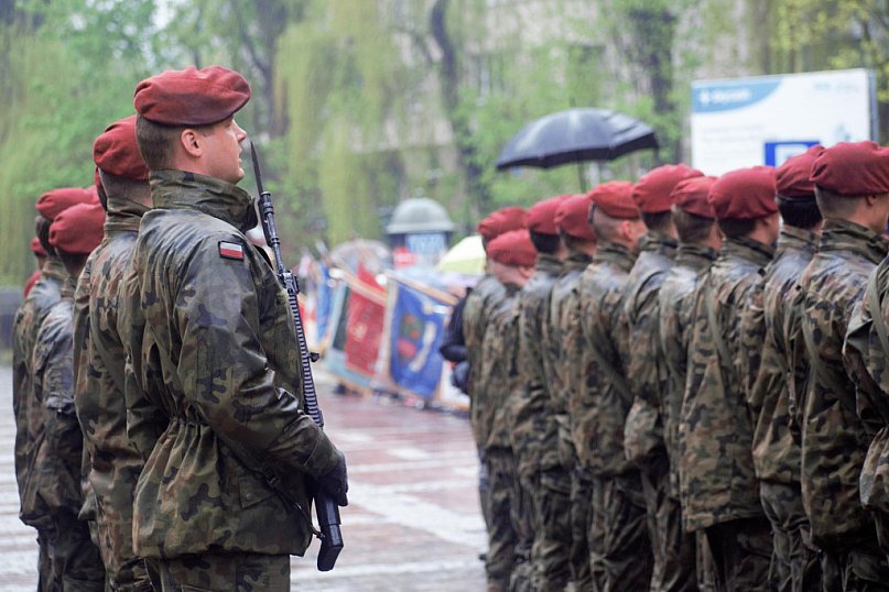Obchody święta Konstytucji 3 Maja w strugach deszczu