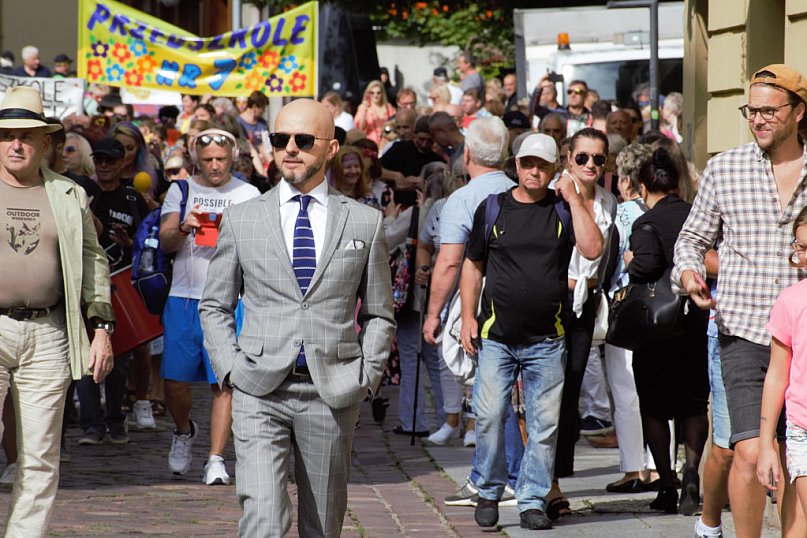 Barwna Parada Międzypokoleniowa otwarła Dni BB