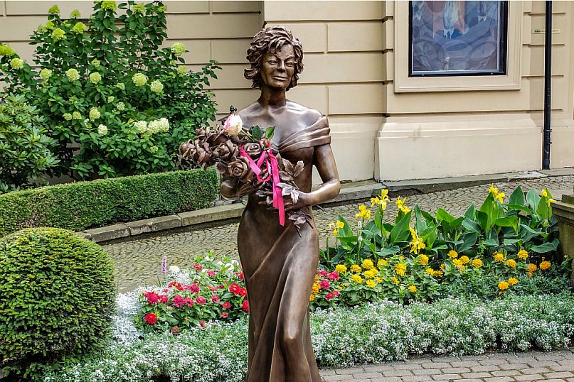 Przywitaj się z Marią Koterbską przed Teatrem Polskim