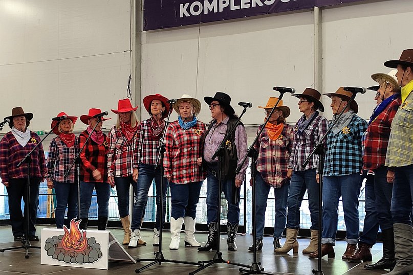 Seniorzy bawią się na pikniku w parku Słowackiego