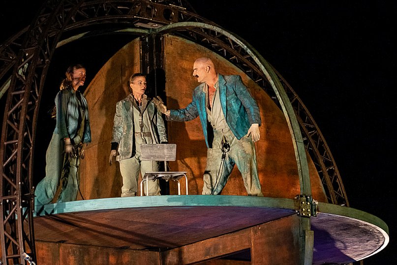 UPSIDE DOWN - Theater Titanick z Niemiec