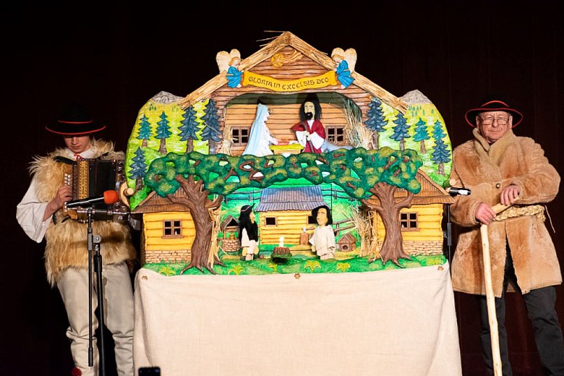 Kolędnicy z rajem w bielskiej Kubiszówce