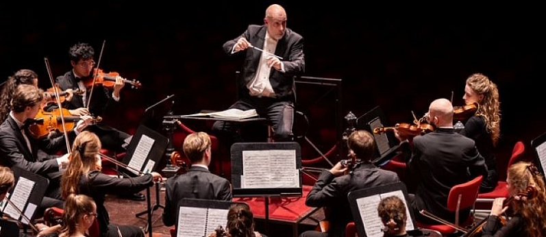 „VU ORKEST”  ORKIESTRA SYMFONICZNA WOLNEGO UNIWERSYTETU W AMSTERDAMIE  - Jedno miasto 4 sceny
