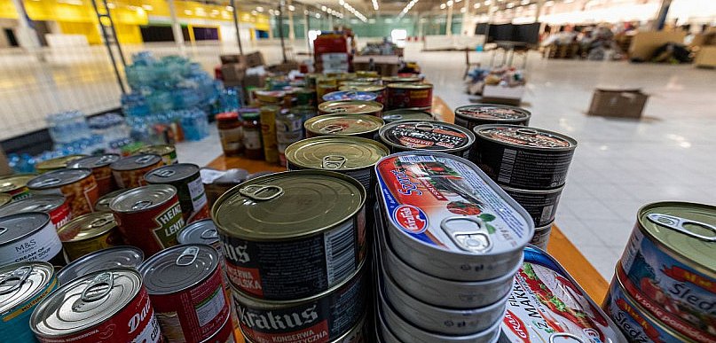 Dawny supermarket Tesco zmienił się w magazyn darów dla uchodźców