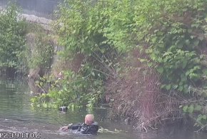 Mężczyzna w nurtach rzeki Białej. Na pomoc pospieszyli Strażnicy Miejscy-11271