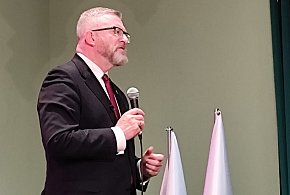 Wypowiedź Grzegorza Brauna o Auschwitz wywołała oburzenie i reakcje polityków-19886