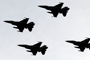 Podczas ćwiczeń przed AirSHOW w Radomiu rozbił się polski samolot F-16; pilot nie -20771