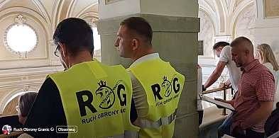 Burzliwy początek sesji Rady Miejskiej. Głosowano uchwały w sprawie migracji-20764