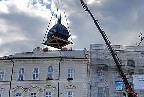 Historyczny hełm wrócił na dach kamienicy przy ul. 11 Listopada 36 w Bielsku-Białe-21439