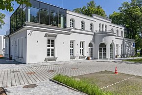 Pawilon lodowy i korty tenisowe w Parku Włókniarzy w Bielsku-Białej z nagrodą-21496