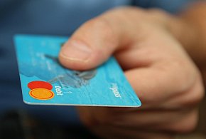 Fiskus skontroluje płatności kartą Polaków? Resort zabiera głos-22319