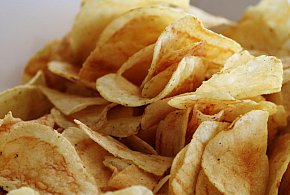 Podatek tłuszczowy uderzy w przekąski? Posłowie pokazują projekt-22741