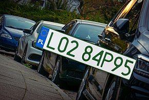 Tablice z zielonymi napisami na kolejnych autach. Nie chodzi o "elektryki"-22948