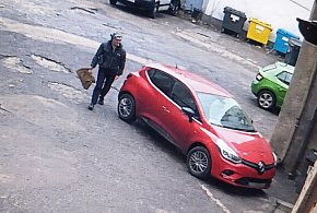 Policja poszukuje mężczyzny podejrzanego o kradzież z samochodu przy ul. 1 Maja-23194