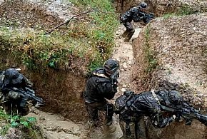 Zajęcia terenowe w Mikuszowicach-Błoniach. Umundurowane grupy z replikami broni