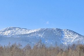 Beskidy: Trudne warunki na szlakach, silny wiatr i oblodzenia