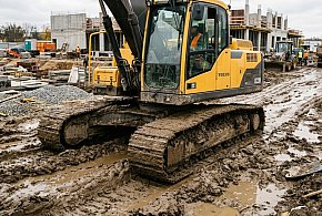 Wypadek przy pracy w Bielsku-Białej. Operator koparki był pijany