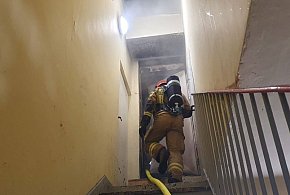 Pożar na dachu bloku przy ul. Podgórze w Bielsku-Białej. Interweniowała straż