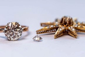 Znalazł diamenty na gruzowisku! Teraz trafią na licytację