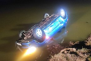 Samochód wpadł do stawu w Bestwinie. Akcja służb