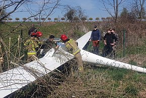 Awaryjne lądowanie szybowca w Bielsku-Białej. Maszyna zahaczyła o ogrodzenie