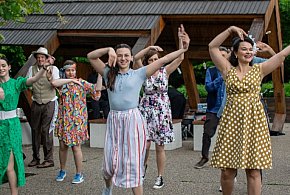 sWING Potańcówka na lotnisku. Taneczna energia mimo deszczu