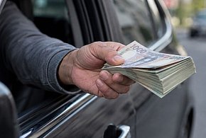 47-latek po alkoholu oferował 5 tys. zł łapówki policjantom w Bielsku-Białej