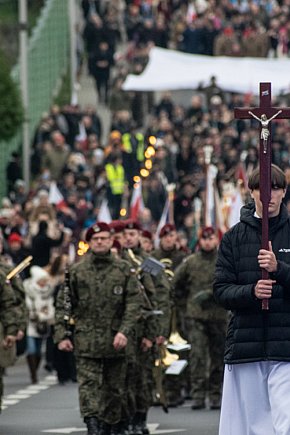 Święto Niepodległości - przemarsz na cmentarz wojskowy-773