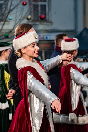 Polonez na placu Wojska Polskiego I barwne korowody-792