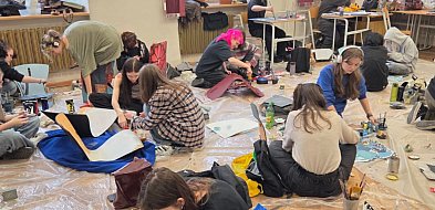 Upcykling i sztuka dla WOŚP – jubileuszowa edycja „Krzesła dla WOŚP”-22674