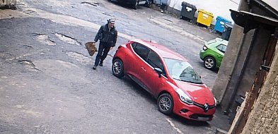 Policja poszukuje mężczyzny podejrzanego o kradzież z samochodu przy ul. 1 Maja-23194
