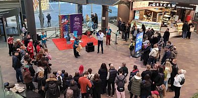 Udana licytacja krzeseł w Galerii Sfera. Najdroższe krzesło sprzedano za 1500 zl