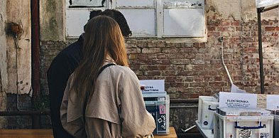 Lady sklepowe – jak wpływają na komfort zakupów i wzrost sprzedaży?