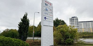 Czym wyróżniają się wolnostojące totemy reklamowe?