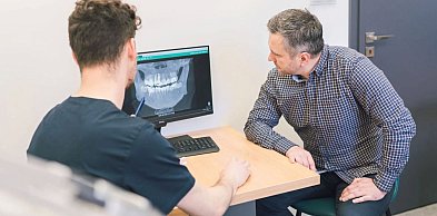 Jedzenie, mówienie, uśmiech bez skrępowania – protezy na implantach nowa jakość