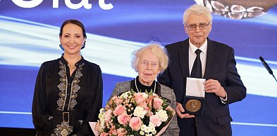 Profesor Ewa Chojecka z Nagrodą im. Gieysztora