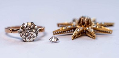 Znalazł diamenty na gruzowisku! Teraz trafią na licytację