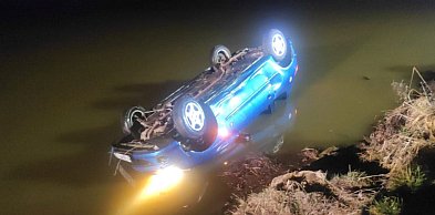 Samochód wpadł do stawu w Bestwinie. Akcja służb