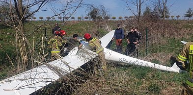 Awaryjne lądowanie szybowca w Bielsku-Białej. Maszyna zahaczyła o ogrodzenie