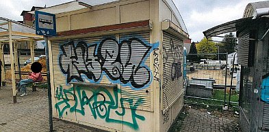 Za 750 tys. zł postawiono kioski przy przystankach. Dziś część straszy pustką