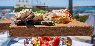 Greckie oliwki i greckie ryby w puszce — kilka sposobów na prostą kuchnię