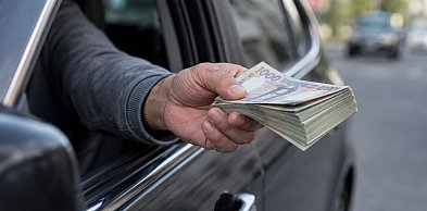 47-latek po alkoholu oferował 5 tys. zł łapówki policjantom w Bielsku-Białej