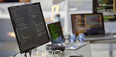 Jaki hosting dla firmy — porównanie technologii, parametrów