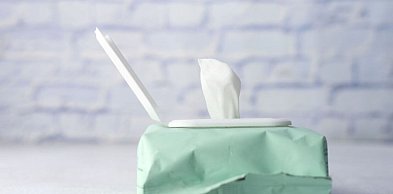 Toaletowy papier nawilżany do codziennej higieny w domowej łazience