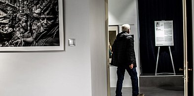 FAF w muzealnych wnętrzach - żywy Nowy Jork, brutalna Dhaka, chłodna technologia-21627