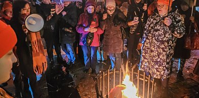 Pomarańczowy Marsz zamienił się w stacjonarny happening w strugach deszczu-22437