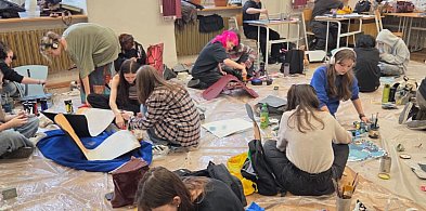 Upcykling i sztuka dla WOŚP – jubileuszowa edycja „Krzesła dla WOŚP”-22674