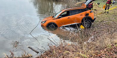 Elektryk wpadł do dankowickiego stawu-22878